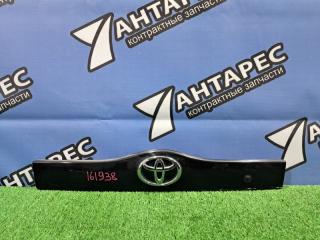 Накладка на дверь багажника Toyota Prius NHW20 1NZ-FXE 2003 задняя (б/у)
