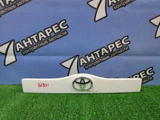 Накладка на дверь багажника Toyota Prius NHW20 1NZ-FXE 2003 задняя (б/у)