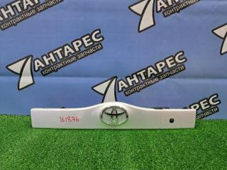 Накладка на дверь багажника Toyota Prius NHW20 1NZ-FXE 2003 задняя (б/у)