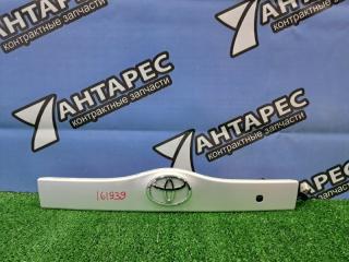 Накладка на дверь багажника Toyota Prius NHW20 1NZ-FXE 2003 задняя (б/у)