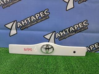 Накладка на дверь багажника Toyota Prius NHW20 1NZ-FXE 2003 задняя (б/у)