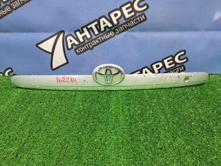 Накладка на дверь багажника Toyota Corolla Fielder NZE121. NZE124. ZZE122. ZZE124. NZE121G. ZZE122G 1NZ-FE 1ZZ-FE 2002 (б/у)