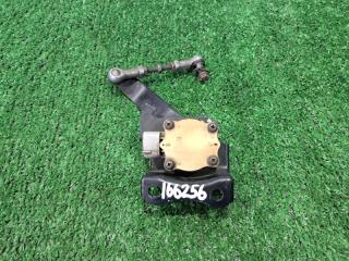 Датчик высоты дорожного просвета Toyota Land Cruiser UZJ100. HDJ100 2UZ-FE 1HD-FTE 1HD 1998 передний правый (б/у)