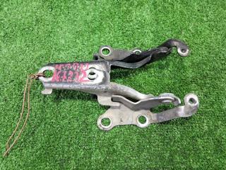 Петля капота Toyota Corolla NZE121. NZE124. ZZE122. ZZE124. NZE121G. ZZE122G 1NZ-FE. 1ZZ-FE 2000 (б/у)